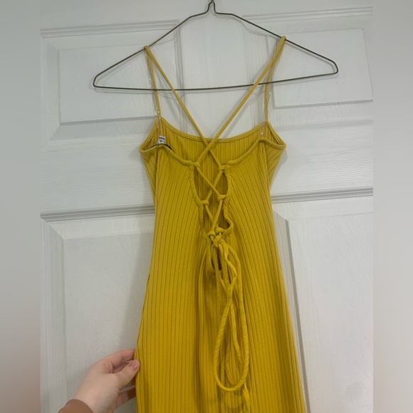 Fashion Nova crisscross tied back and slit on the side - Picture 1 of 3